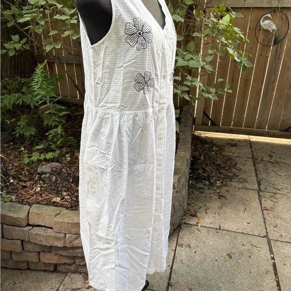 Mantles 100% Cotton White Floral Embroidered Button Down Flowy Midi Dress Medium - Picture 2 of 6